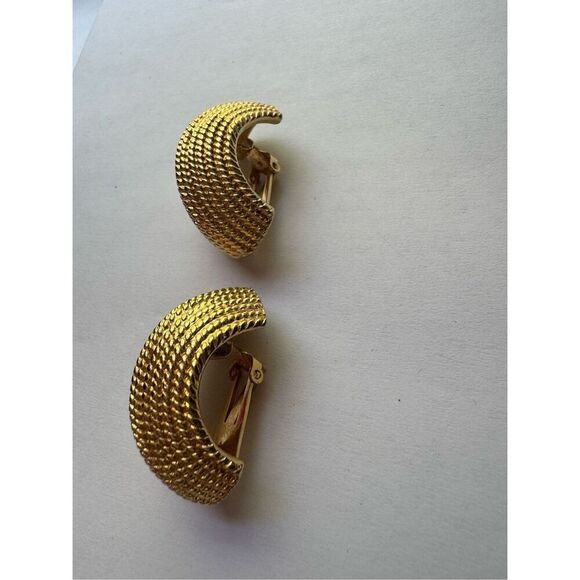 80s Vintage MiMi Di N Signed Chunky Round Embossed Gold Tone Clip On Earrings - Picture 3 of 8